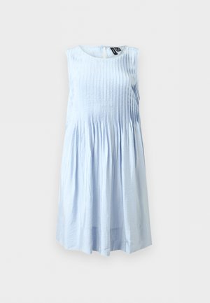 Mouwloze lichtblauwe jurk met verticale plooien op het lijfje en een geplooide, vloeiende rok, getoond op een neutrale achtergrond.