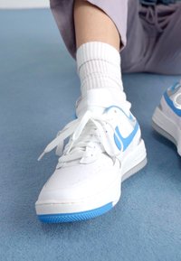 Nike Sportswear GAMMA FORCE - Tenisice - white/university blue/light smoke grey/summit white