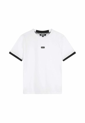 Camiseta blanca de manga corta con ribete negro en las mangas, cuello interior negro con texto repetido de DKNY y pequeño logo negro de DKNY en el pecho.