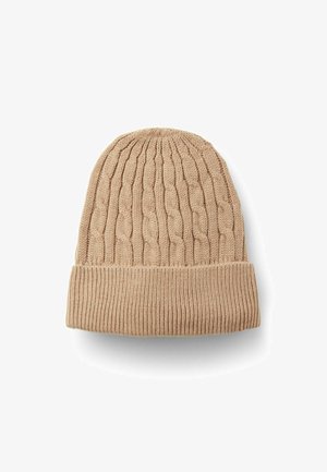 Beige gebreide beanie met een kabelbreipatroon, voorzien van een dikke ribbelmanchet en een zachte textuur, ontworpen voor warmte en comfort.