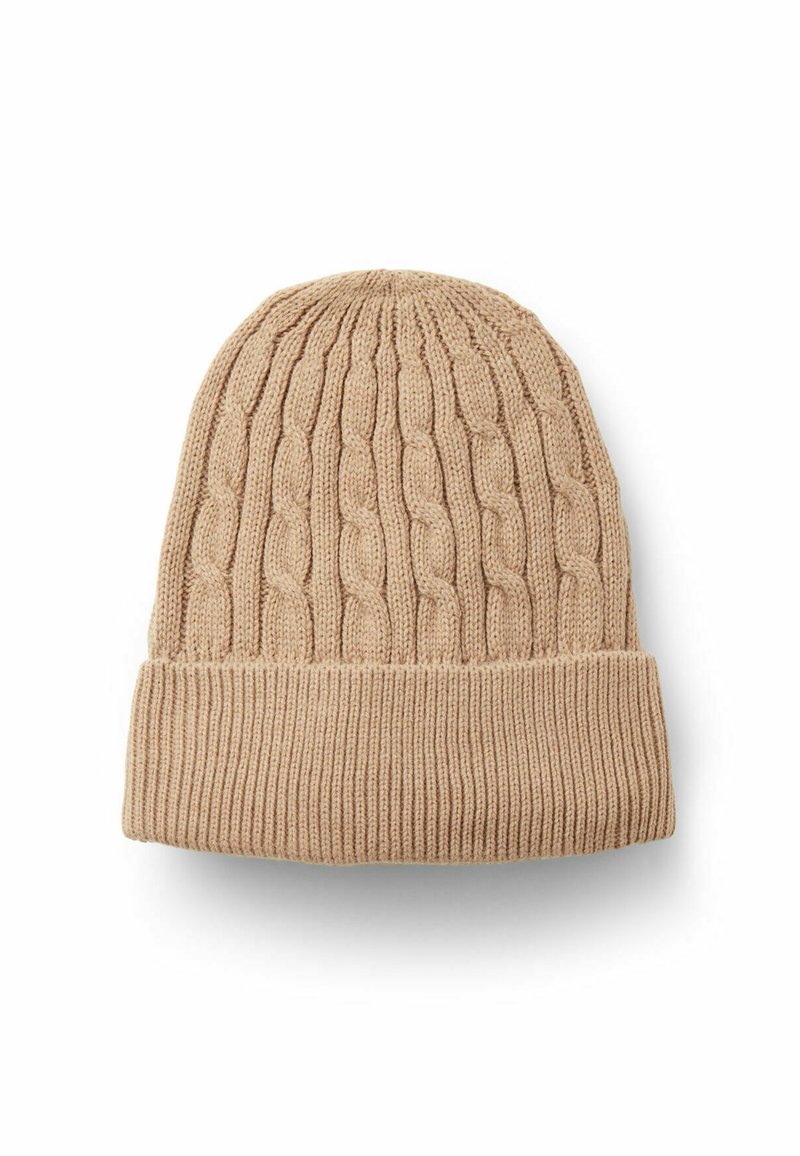 Beige pletená čepice s vzorem kablového pletení, obsahující silný žebrovaný lemy a měkkou texturu, navržena pro teplo a pohodlí.