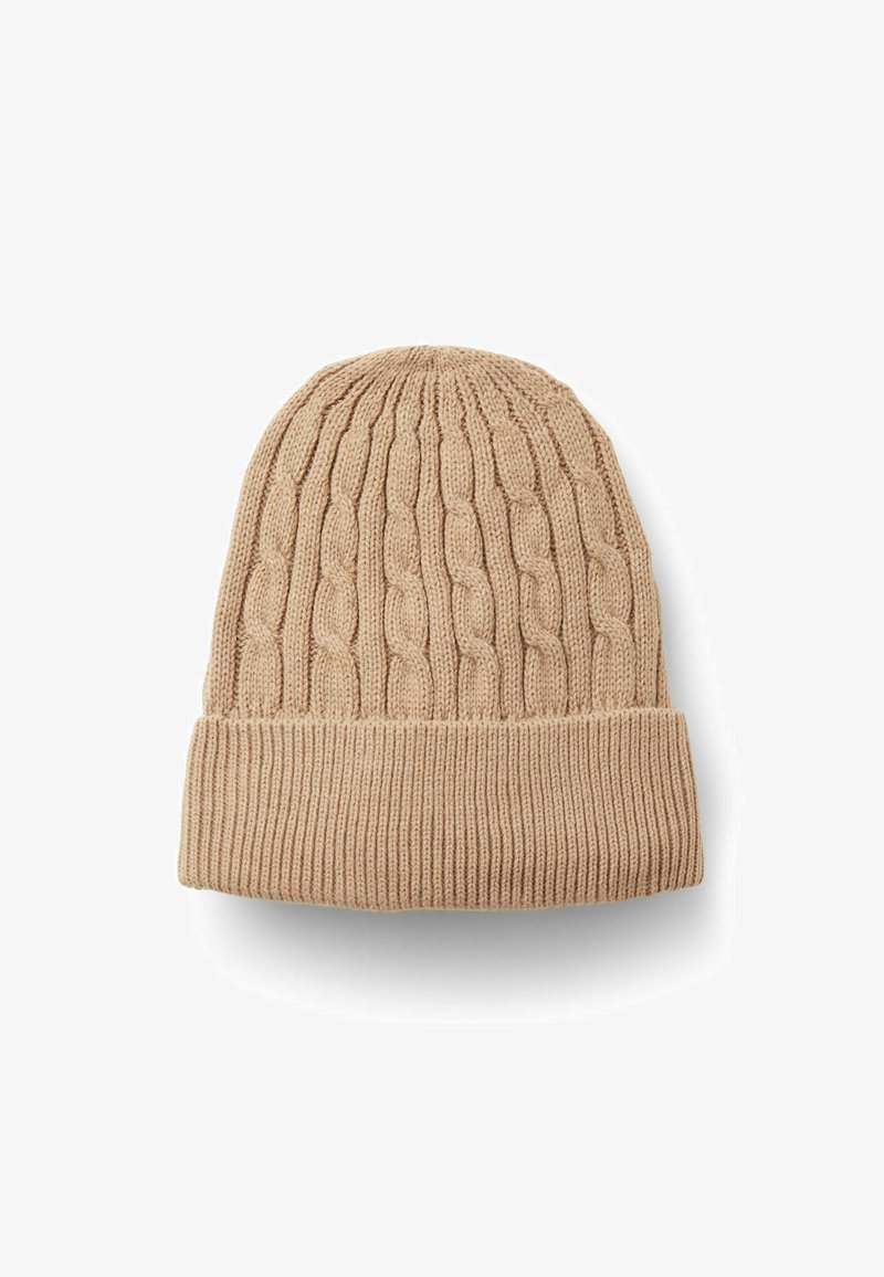 Beige pletená čepice s vzorem kablového pletení, obsahující silný žebrovaný lemy a měkkou texturu, navržena pro teplo a pohodlí.