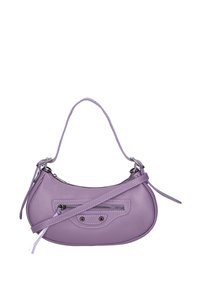 Borsa a tracolla in pelle viola con forma arrotondata, dotata di una tasca frontale con zip e tracolla regolabile. Texture liscia con dettagli in argento.