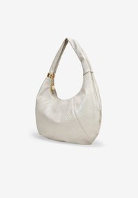 Bolso hobo color crema hecho de cuero texturizado con forma caída, que presenta un acento de herrajes en tono dorado y cierre de cremallera.