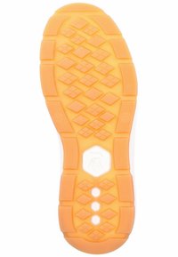 Podešev boty s oran�žovou gumovou základnou, která má diamantový a šestiúhelníkový vzor, hladkou střední část a bílé logo.