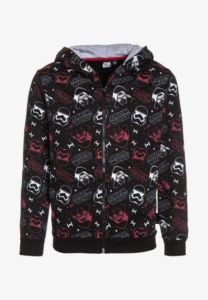 Sweat à capuche zippé noir avec doublure grise à la capuche, recouvert d’un motif de logos et casques de personnages Star Wars rouges, blancs et gris.