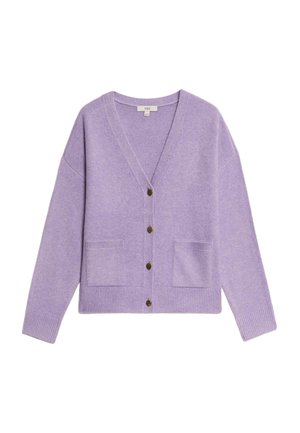 Fliederfarbener Cardigan aus weichem Material, mit V-Ausschnitt, langen Ärmeln, zwei Taschen vorne und fünf braunen Kn öpfen auf der Vorderseite.