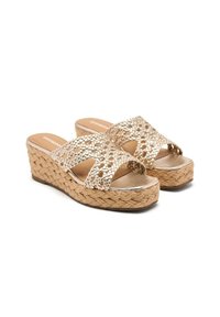 Sandali platform in tessuto d'oro intrecciato con cinturini incrociati, suola in juta naturale intrecciata, soletta beige morbida e una leggera lucentezza sulla superficie.