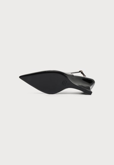 Μαύρο γυναικείο παπούτσι slingback με μύτη σε αιχμηρό σχήμα, εμφανίζεται από την πλευρά της σόλας, με χαμηλό τακούνι και λουράκι στον αστράγαλο με αγκράφα.
