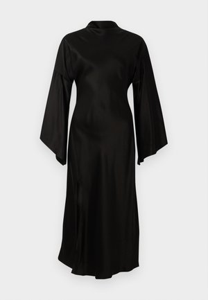 Robe en satin noir avec de longues manches larges et un col haut. Elle présente une fente latérale et une texture lisse et brillante.