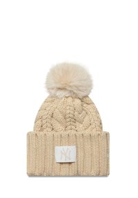 Berretto beige in maglia con un design a trecce testurizzate, risvolto pieghevole e pompon in pelliccia sintetica sulla parte superiore; include una toppa con logo bianco.
