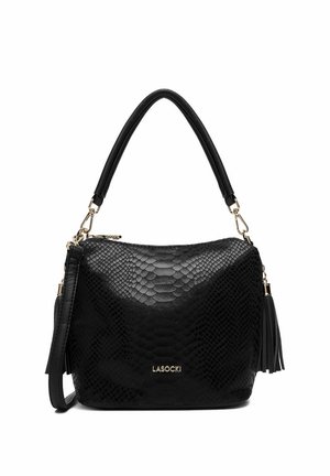 Czarna torebka ze wzorem tekstury skóry węża, złotym zamkiem błyskawicznym i logo, detalem frędzli oraz dwoma paskami na ramię na białym tle.