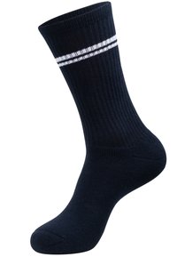 Dunkelblauer Baumwollsocken mit gerippter Textur, ausgestattet mit zwei weißen Streifen am Bündchen. Knöchellanges Design mit verstärkter Zehen- und Fersenpartie.