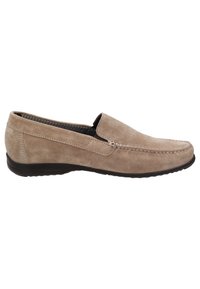 Beige Wildleder Schlupfschuh mit runder Zehenpartie, subtilen Nähten und einer niedrigen schwarzen Gummisohle. Das Innere hat ein gestreiftes Muster.