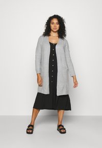 Vero Moda Curve VMCDOFFY LS LONG OPEN  NOOS - Gilet - light grey melange