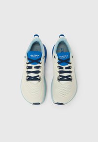 Ζευγάρι λευκών και μπλε παπουτσιών τρεξίματος Altra FWD VIA 2 με μαύρα κορδόνια, επάνω μέρος από δίχτυ και επενδεδυμένες σόλες σε λευκό φόντο.