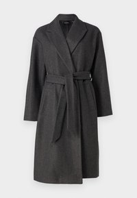 Grijze, lange jas met lange mouwen van een zachte, gestructureerde stof met een ceintuur, sjaalkraag en twee voorzakken. Heeft een getailleerd ontwerp.