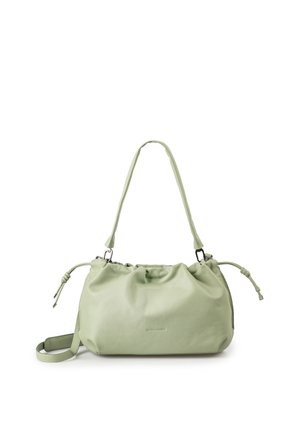 Borsa a tracolla in pelle verde chiaro morbida, con parte superiore arricciata, tracolla regolabile e dettagli con coulisse ai lati, posizionata su sfondo bianco.