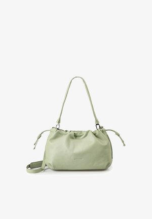 Sanfte hellgrüne Lederhandtasche mit gerafftem oberen Rand, verstellbarem Schulterriemen und Kordelzugdetails an den Seiten, vor weißem Hintergrund positioniert.