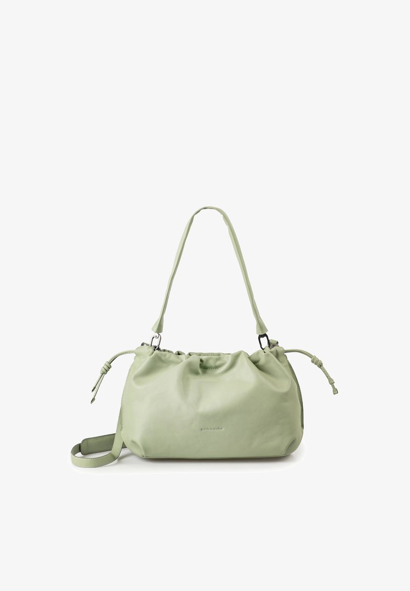 Zachte lichtgroene leren handtas met gerimpelde bovenkant, verstelbare schouderriem en trekkoorddetails aan de zijkanten, geplaatst tegen een witte achtergrond.