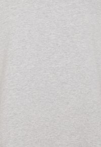 Tessuto grigio chiaro, leggermente strutturato, in misto cotone, caratterizzato da un colore uniforme senza pattern o disegni visibili.