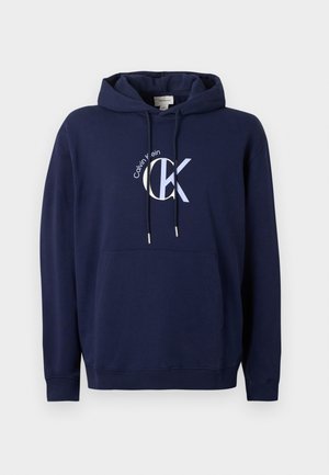 Navyblauwe hoodie met een voorzak, capuchon met trekkoord en een wit Calvin Klein-logo op de borst gedrukt. Gemaakt van een katoenmix.