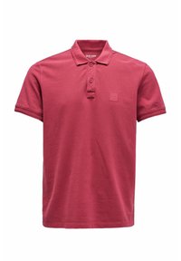 Camisa polo de manga corta en color marrón burdeos para hombre, con cuello, tapeta de dos botones y pequeño logo grabado en el lado izquierdo del pecho.