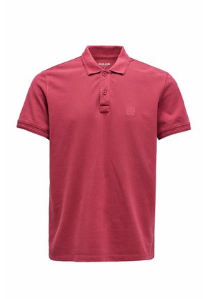 Camisa polo de manga corta en color marrón burdeos para hombre, con cuello, tapeta de dos botones y pequeño logo grabado en el lado izquierdo del pecho.
