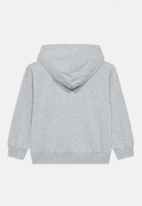 Grå bomulls-hoodie med en strukturerad huva, långa ärmar och ribbade muddar. Mjuk textur med enkel design, inga synliga mönster eller detaljer.