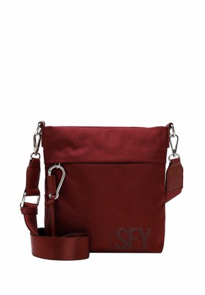 Kompakte dunkelrote, strukturierte Umhängetasche mit verstellbarem Riemen, Metallverschlüssen und kleinem vorderen Logo mit der Aufschrift SFY.