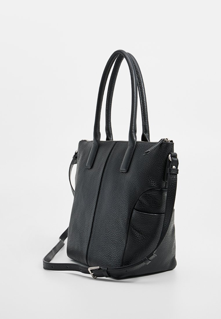 Schwarze Leder-Tote mit strukturiertem Finish, doppelten Griffen, verstellbarem Schultergurt und einer Seitentasche für zusätzlichen Stauraum.