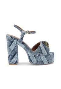 Sandali con tacco alto e piattaforma in denim blu con un tacco largo. Caratterizzati da una fibbia circolare e un occhio decorativo a forma di ala sulla parte anteriore.