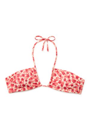 Top bikini rosa e rosso con stampa floreale, laccio a collo e lati arricciati su sfondo bianco.