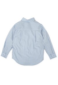 Camisa de manga larga azul claro con rayas alternas en tonos más oscuros, puños con botones y un cuello clásico con detalle de fruncido en la parte trasera.