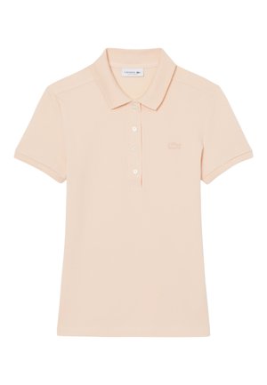 Licht perzikkleurig polohemd met korte mouwen, kraag, vier witte knopen en klein geborduurd krokodillenlogo op de linkerborst.