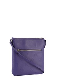 Borsa a tracolla in pelle viola con motivi floreali in rilievo, una tasca frontale con zip e una tracolla regolabile. Texture liscia, forma quadrata.