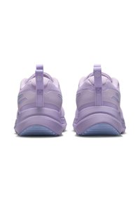 Baskets de sport violettes avec des matériaux en maille et synthétiques, design texturé, col rembourré et languette en boucle au talon.