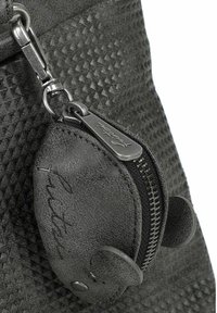 Borsa nera con texture, caratterizzata da un motivo a diamante, un comparto con zip e un piccolo portachiavi rotondo con dettaglio firmato.