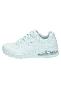 Jasnoniebieski but sportowy z gładką, syntetyczną cholewką, perforowanym wzorem, wyściełanym kołnierzem, sznurówkami oraz widoczną przezroczystą amortyzacją powietrzną w podeszwie.
