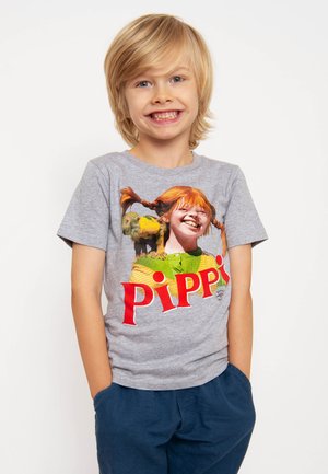 Graues Baumwoll-T-Shirt mit einem Grafikmotiv eines Mädchens mit roten Haaren und einem Affen. Das Wort "PIPPI" ist in roter Schrift prominent abgebildet.