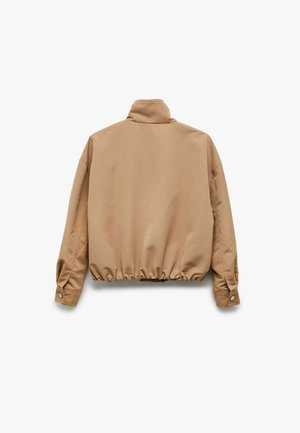 Giacca cropped beige con colletto alto, fondo elastico e polsini con bottoni. Materiale sintetico liscio con un design semplice e pulito.