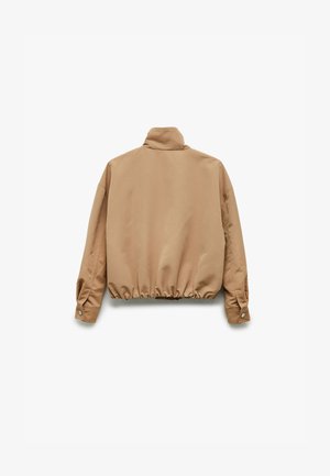 Giacca cropped beige con colletto alto, fondo elastico e polsini con bottoni. Materiale sintetico liscio con un design semplice e pulito.