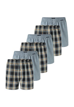 Zes paar herenboxershorts, afwisselend grijs effen van kleur en zwart, wit en bruin geruite patronen, gerangschikt in een versprongen stapel.