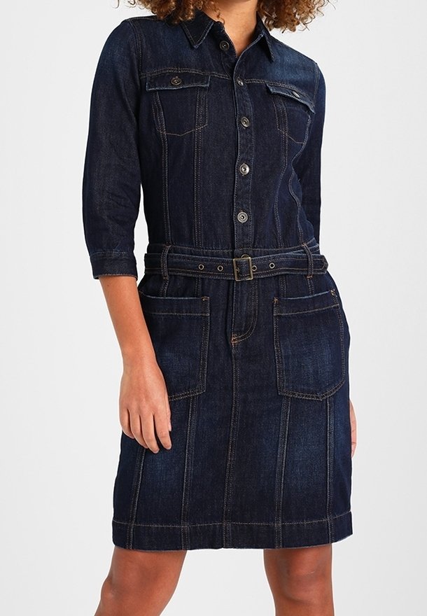 Mörk denimskjortklänning med trekvartslånga ärmar, knapplång fram, bröstfickor, avtagbart bälte och synliga sömnadsdetaljer.