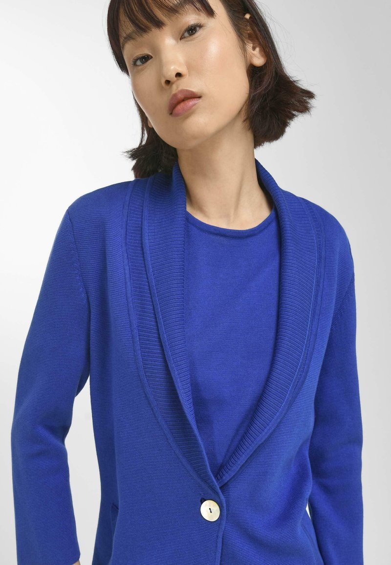 блейзер питер. блейзер питер. мужчина в пиджаке без фона 2023. блейзер питер обложка. блейзер питер.