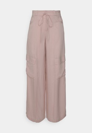 Ανοιχτό ροζ παντελόνι σε γραμμή wide-leg από ελαφρύ ύφασμα. Διαθέτει μέση με κορδόνι και δύο πλαϊνές τσέπες με λεπτομέρεια καπακιού.