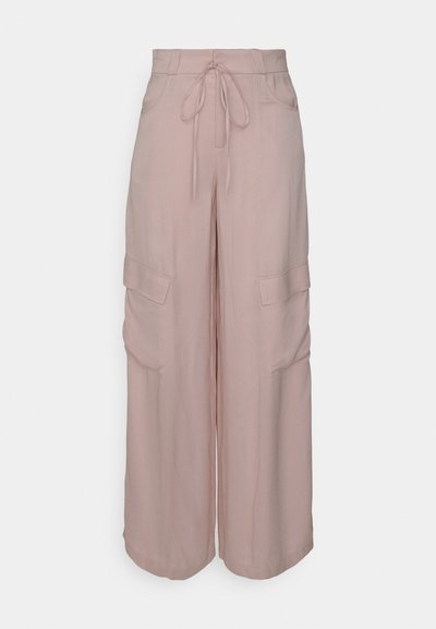 Ανοιχτό ροζ παντελόνι σε γραμμή wide-leg από ελαφρύ ύφασμα. Διαθέτει μέση με κορδόνι και δύο πλαϊνές τσέπες με λεπτομέρεια καπακιού.
