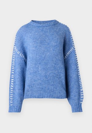 Modra pletena majica s okroglim izrezom, raglan rokavi in belimi šivi vzdolž zgornjega šiva roke. Mehka tekstura.