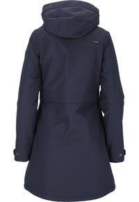 Merellinen vedenpitävä ulkoilu takki hupulla, keskipitkä muotoilu ja napitettavat hihansuut. Tasainen tekstuuri ilman näkyviä kuvioita tai korostuksia.