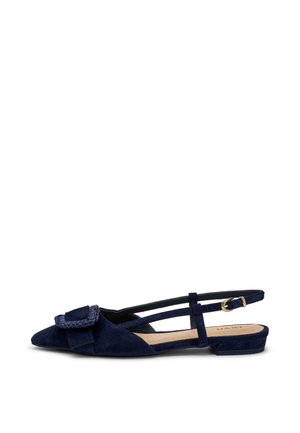 Scarpa piatta in camoscio blu navy con cinturino slingback, punta appuntita, dettaglio fibbia intrecciata e cinturino regolabile con fibbia dorata.